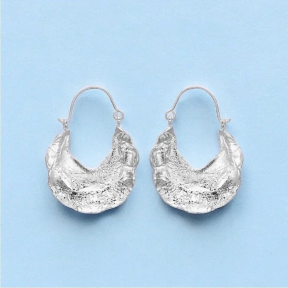 Avangarde Textured Crescent Hoop Earrings in Silver